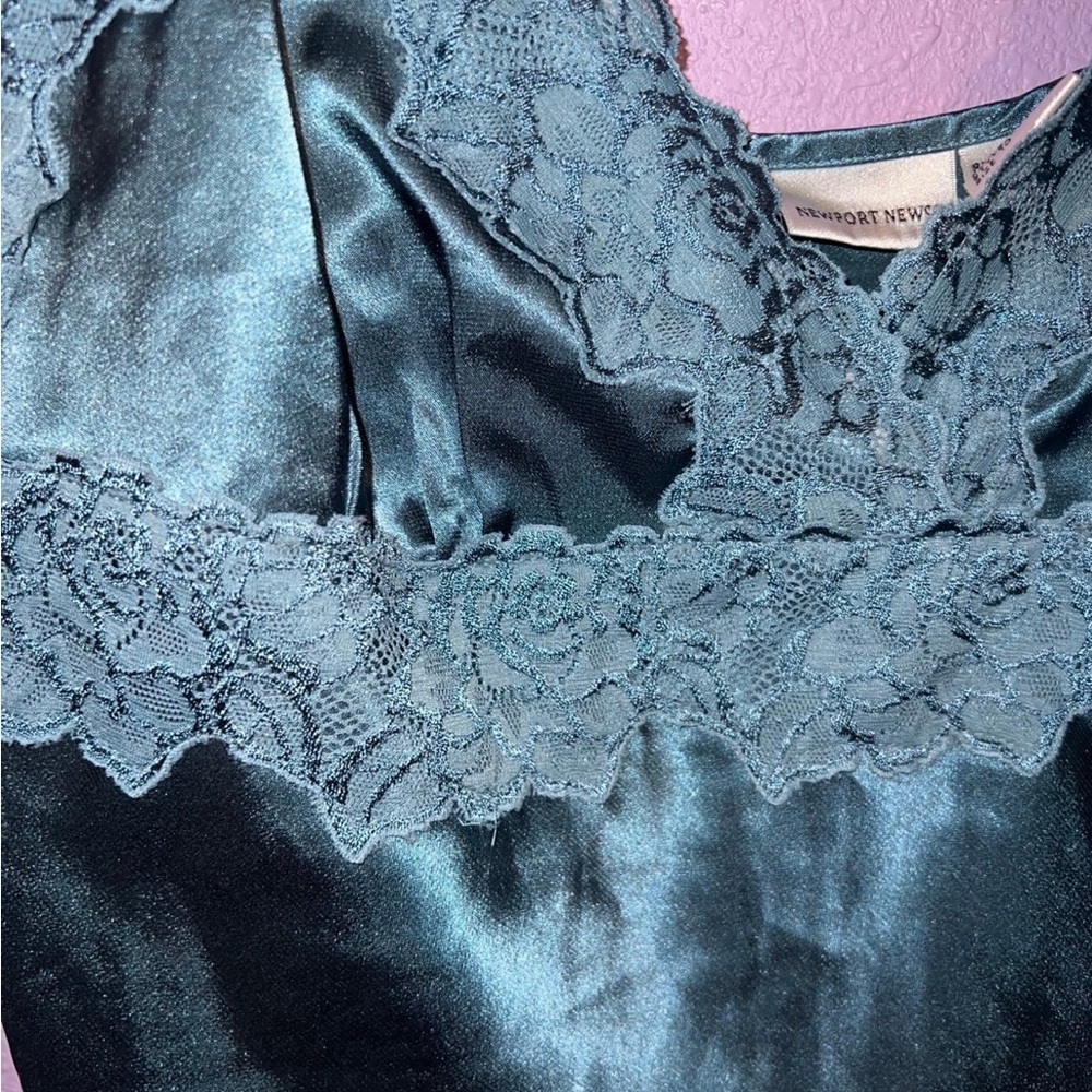 Size 10 Newport News Silk/Lace Cropped Cami